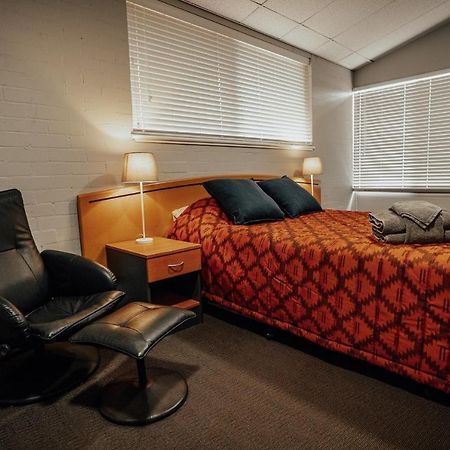 Seasons Hotel Newman Bagian luar foto