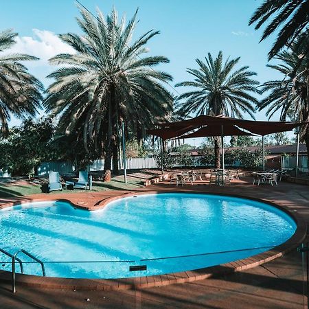 Seasons Hotel Newman Bagian luar foto