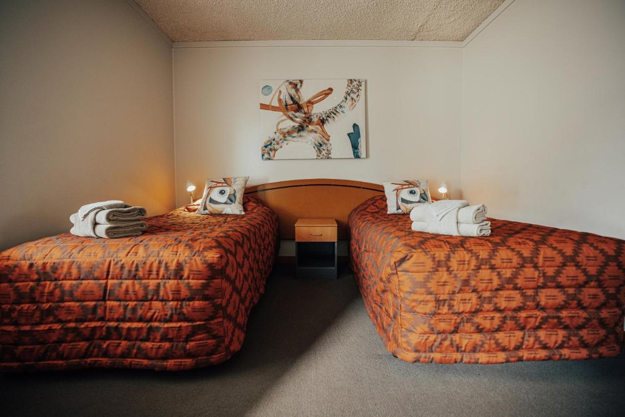 Seasons Hotel Newman Bagian luar foto