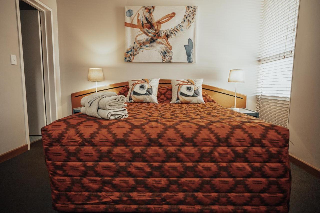 Seasons Hotel Newman Bagian luar foto