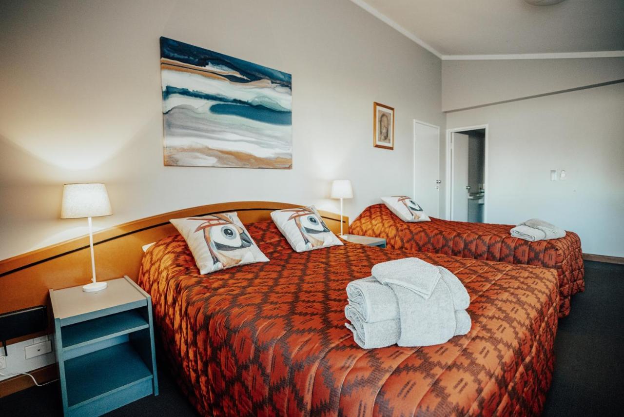 Seasons Hotel Newman Bagian luar foto