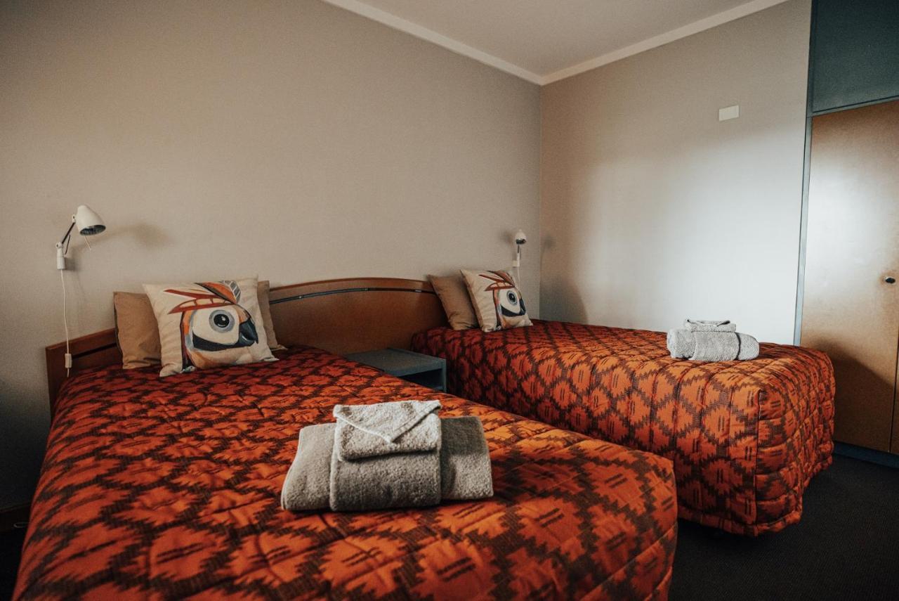 Seasons Hotel Newman Bagian luar foto