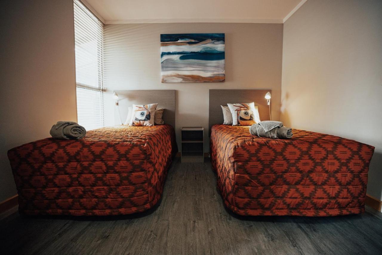 Seasons Hotel Newman Bagian luar foto