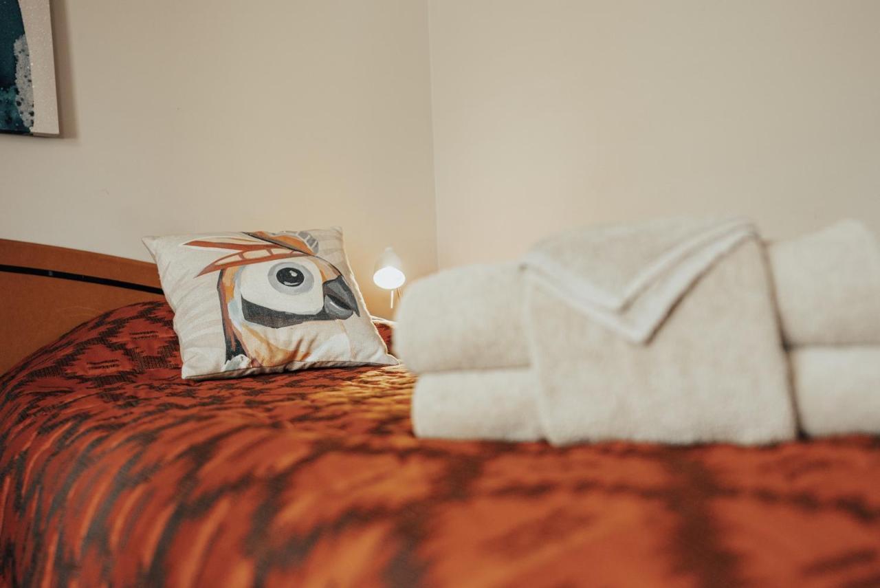 Seasons Hotel Newman Bagian luar foto