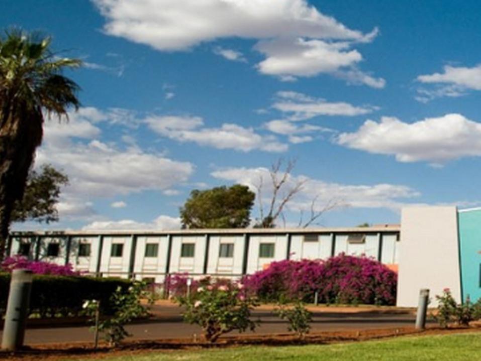 Seasons Hotel Newman Bagian luar foto