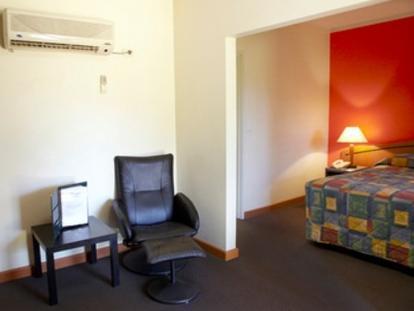 Seasons Hotel Newman Bagian luar foto