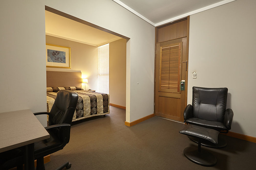 Seasons Hotel Newman Bagian luar foto