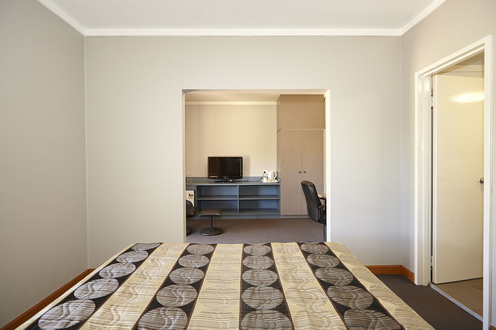 Seasons Hotel Newman Bagian luar foto