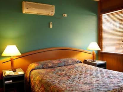 Seasons Hotel Newman Bagian luar foto