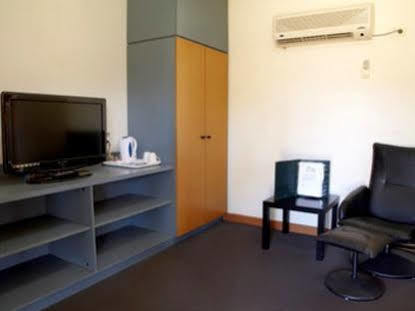 Seasons Hotel Newman Bagian luar foto