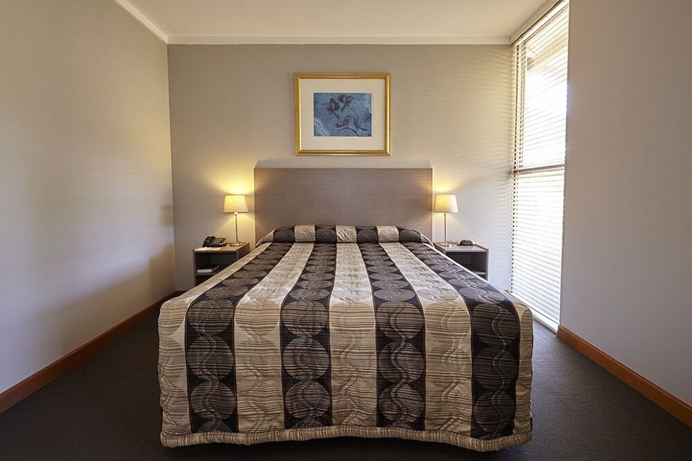 Seasons Hotel Newman Bagian luar foto